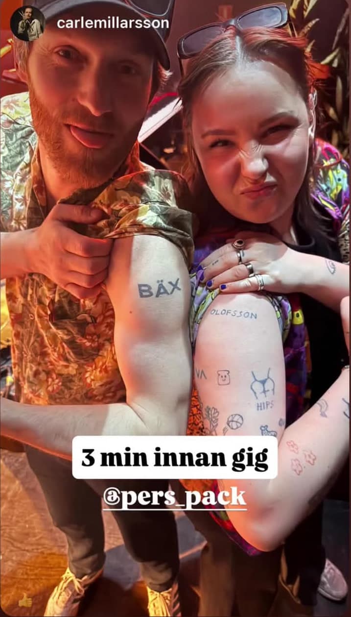Två i publiken några minuter före spelning